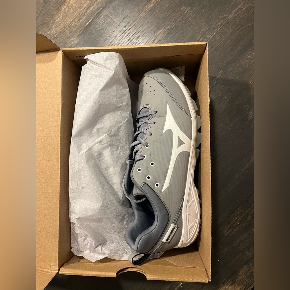 Mizuno Men's Ambition 2 All Surface Sneaker Baseball Shoes. Worn twice - Picture 7 of 11
